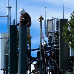 working-on-cell-tower-3850689_1920